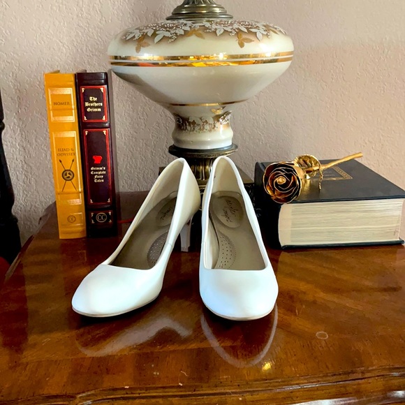 dexflex comfort Shoes - White heels